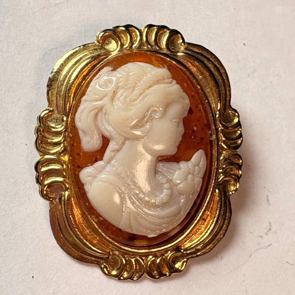 Vintage 1980s Gold tone and Cream Cameo style Brooch